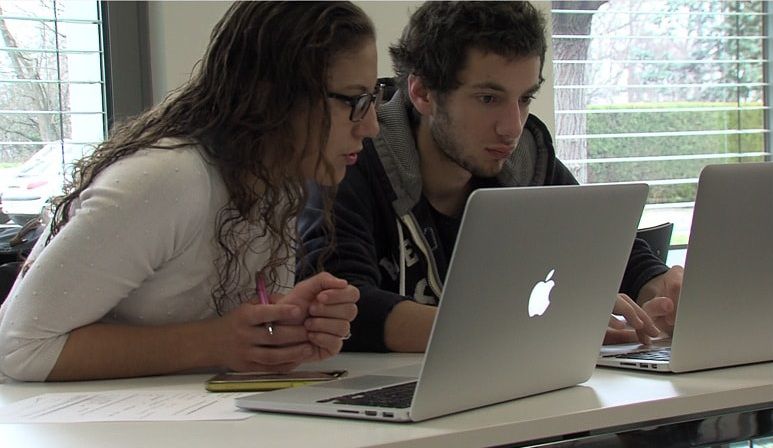 Etudiants qui jouent à des jeux sur l'économie.